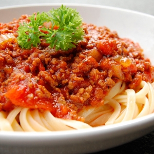 Спагетти с соусом болоньезе.